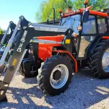 Pomarańczowy Ursus 4514 z ładowaczem czołowym Metal-Technik. Dane techniczne tego modelu są imponujące.