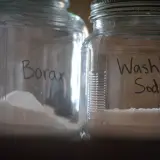 Dwa słoiki z napisem "Borax" i "Washing Soda". Boraks może być stosowany na stawy, ale ostrożnie.