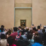 Menschenmassen drängen sich im Louvre, um die Mona Lisa zu sehen und zu fotografieren.