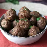 Succulente polpette in friggitrice ad aria, dorate e profumate, guarnite con prezzemolo fresco.