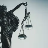 Temida z wagą i mieczem, symbol sprawiedliwości. Czy to oznacza, że zawsze powinniśmy prosić o "pardon"?