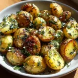 En skål med gyllene, krispiga stekt potatis, toppad med färsk dill och flingsalt. Perfekt tillbehör!