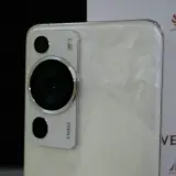 Biały Huawei P60 Pro z modułem aparatów Xmage. Idealny wybór dla miłośników fotografii mobilnej, szukających telefonów z dobrym aparatem.