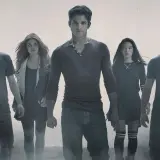 Cała obsada Teen Wolf, w tym Scott, Stiles, Lydia, Derek, Kira i inni, stoi razem, gotowa na kolejne wyzwania.