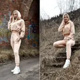 Kobiecy beżowy dres i białe sneakersy – idealne połączenie, które pokazuje, jakie buty do dresów pasują najlepiej.