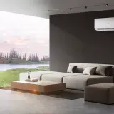 Nowoczesny salon z klimatyzatorem i widokiem na jezioro i las.