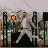 Cennik DJ na wesele: Ile naprawdę zapłacisz? Wszystko o kosztach.