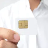 Dłoń trzyma kartę SIM, symbolizującą odnowę i nowe możliwości w świecie PLAY.