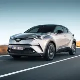 Srebrna Toyota C-HR na drodze. Wiele osób szuka toyota chr opinie, by poznać ten model.