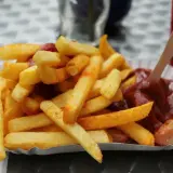 Chrupiące frytki z sosem i kiełbaską, wyglądają jak pyszne frytki po wietnamsku.