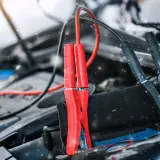 Rozruch samochodu zimą: jak naładować akumulator żelowy za pomocą kabli rozruchowych.