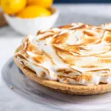 Tarte au citron avec une meringue dorée et aérienne, parfaite pour une recette de meringue réussie.