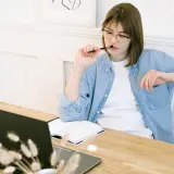 Dlaczego warto myśleć o domowym biurze podczas planowania remontu?