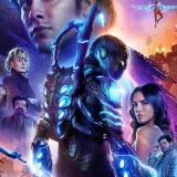 Affiche du film Blue Beetle, avec le héros en armure bleue lumineuse. On y voit aussi les acteurs principaux. La date de sortie de Blue Beetle 2 n'est pas encore annoncée.
