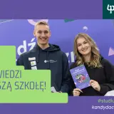 Uśmiechnięci młodzi ludzie, student i studentka, pozują z broszurą Politechniki Białostockiej.
