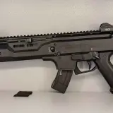 Cz Scorpion Evo 3 S1 Carbine cena. Czarny karabinek z kolimatorem na szynie Picatinny, magazynkiem i chwytem pistoletowym.