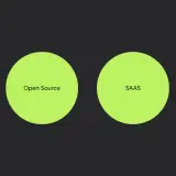 Dwa okręgi, jeden z napisem "Open Source", drugi "SAAS", symbolizują różne podejścia do tworzenia platform ecommerce.
