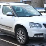 Biały Skoda Yeti zaparkowany na zewnątrz, widok z przodu i z boku.