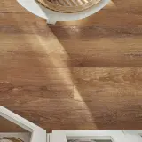 Drewnopodobne panele laminowane czy winylowe tworzą ciepłą podłogę. Białe meble i kosz dodają stylu.