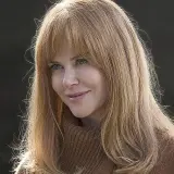 Nicole Kidman med blont hår och blå ögon, klädd i en brun polotröja. Kanske en scen från big little lies season 3?