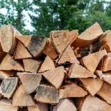 Stapel gespaltenes Holz, bereit für den Winter. Der hohe Brennwert von Walnussholz macht es zu einer beliebten Wahl für Kamine.