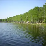 Jezioro Zagłębocze oferuje liczne atrakcje: plażowanie, relaks pod drzewami i zabawy na placu zabaw.