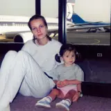 Agnieszka Kotlarska z córką na lotnisku, w tle samoloty British Airways i El Al.
