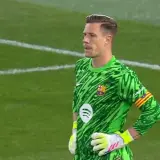 Bramkarz Barcelony w zielonej koszulce na tle murawy. Wynik meczu Barcelona - Valladolid 0:1.