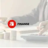 Osoba liczy pieniądze na kalkulatorze. Stosy monet i symbol kalendarza z monetami sugerują, że chodzi o **finanse** i zarządzanie budżetem.