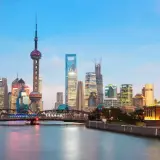 Vue de la skyline de Shanghai au crépuscule, avec la tour de la Perle de l'Orient et des gratte-ciel illuminés. Idéal pour savoir que faire à Shanghai.