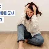 Kobieta w ciąży, z rękami na głowie, przeżywa trudne emocje. Pomoc psychologiczna dla przyszłych mam, nawet dla synowej, jest ważna.