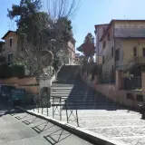La **scala degli innamorati a Garbatella**, con le sue case color pastello e l'antica urna, invita a una passeggiata romantica.