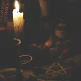 W mroku płonie świeca, a obok niej leży pentagram. Czy pentagram jest zły? To zależy od intencji, z jaką jest używany.