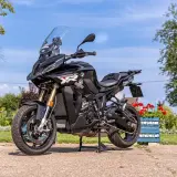 Czarny motocykl sportowo-turystyczny BMW 1000 XR na postoju, gotowy do podróży.