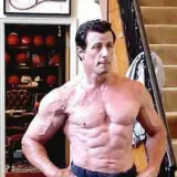 Sylvester Stallone, mimo upływu lat, wciąż imponuje formą. Widać jego wyrzeźbione mięśnie.