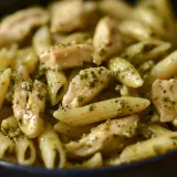 Penne z kurczakiem w sosie pesto. Aromatyczne danie, które zachwyci każdego miłośnika włoskich smaków.