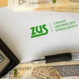 Kalkulator, długopis, pieniądze i koperta z logo ZUS. Czas sprawdzić stan swojego subkonta.