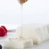 Formaggio fresco con miele, lamponi, mirtilli e kiwi. Un assaggio per capire la differenza tra stracchino e crescenza.