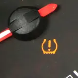 Pomarańczowa kontrolka TPMS co to? Oznacza niskie ciśnienie w oponach. Sprawdź ciśnienie, zanim wyruszysz w trasę.