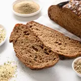 Chleb na odchudzanie przepis: ciemny bochenek z nasionami konopi i mąką konopną. Idealny na dietę.