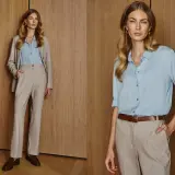 Elegancka stylizacja na spotkanie biznesowe: jasnoniebieska koszula, beżowy garnitur w prążki, brązowy pasek i mokasyny.