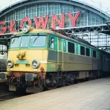 Lokomotywa EP07 na tle napisu "GŁÓWNY". Klasyk PKP gotowy do podróży.