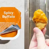 Sos Spicy Buffalo i nugget z serem. Idealne na przekąskę, gdy masz ochotę na 20 McNuggets kcal.