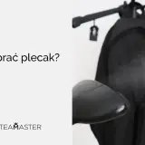 Dowiedz się, jak prać plecak, by służył Ci latami. Czarny plecak na białym tle, z napisem "Jak prać plecak?".