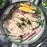 Vitello Tonnato: das original italienische Rezept mit zartem Kalbfleisch, cremiger Thunfischsauce, Kapern und Rucola. Ein Genuss!
