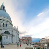 La majestueuse basilique Santa Maria della Salute à Venise, avec ses dômes imposants, se dresse face au Grand Canal.
