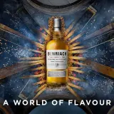 Bouteille de whisky BenRiach The Smoky Ten, entourée de fûts et d'épis de blé, évoquant le savoir-faire de la distillerie.