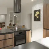 Nowoczesna kuchnia z wyspą. Ciemny blat laminowany, drewniane fronty szafek. Jakim środkiem wyczyścić blat kuchenny laminowany, by lśnił?