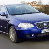 Niebieski Fiat Croma 1.9 JTD jedzie po drodze.