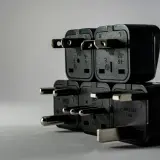 Stos wtyczek elektrycznych. Może symbolizować problemy z zasilaniem, np. brak jednej fazy w domu przyczyny.